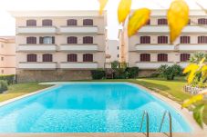 Appartement à Península de Tróia - Chic T2 à Tróia avec Piscine & Balcon | À 8 min à Pied de la Plage