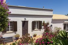 Villa à Luz de Tavira - Villa Accessible en Algarve avec Piscine Privée, Jacuzzi flambant neuf et Vue Mer