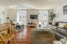 Apartamento em Lisboa - LV Premier Chiado CH2: Residência de luxo com 3 quartos e vista panorâmica.