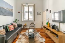Apartamento em Lisboa - Apartamento Chiado Moderno por Santa Justa | AC completo, vistas, 2 elevadores e Wi-Fi rápido