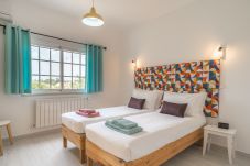 Villa em Luz de Tavira - Vivenda Acessível no Algarve com Piscina Privada, Jacúzi Exterior Novo e Vista Mar